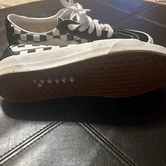 Vans men’s sneakers. Preowned but worn only one time. Size 8.5. NO BOX. - Picture 2 of 6